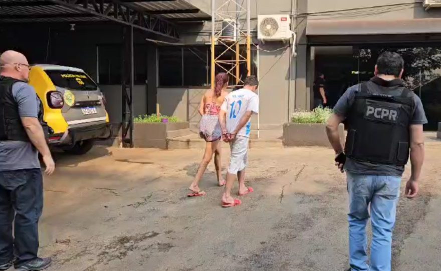 Mãe e filho são presos acusados de renderem entregador e roubarem pizza, celular e dinheiro