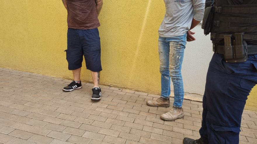 Patrão vai até a casa de trabalhador e com ‘comparsa’ realiza ameaças em posse de arma de fogo
