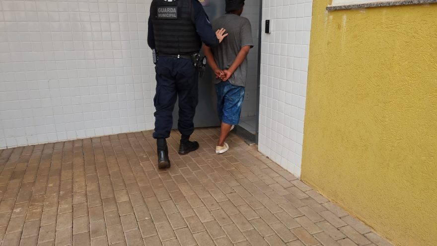 Homem é preso após furtar garrafa de whisky e ameaçar funcionários de supermercado