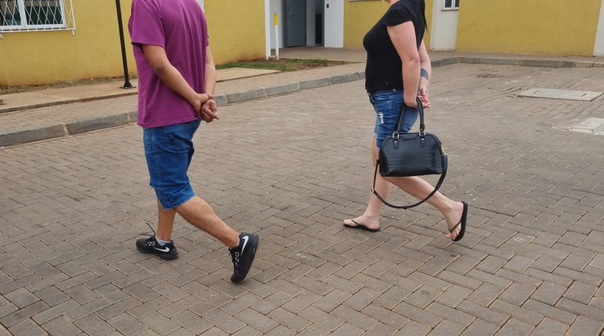 Homem e mulher são presos com cocaína no Periolo