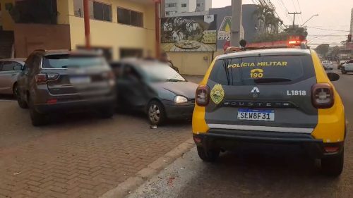 Imagem referente a Corsa invade calçada e atinge Jeep que fazia manobra para acessar a Rua São Paulo