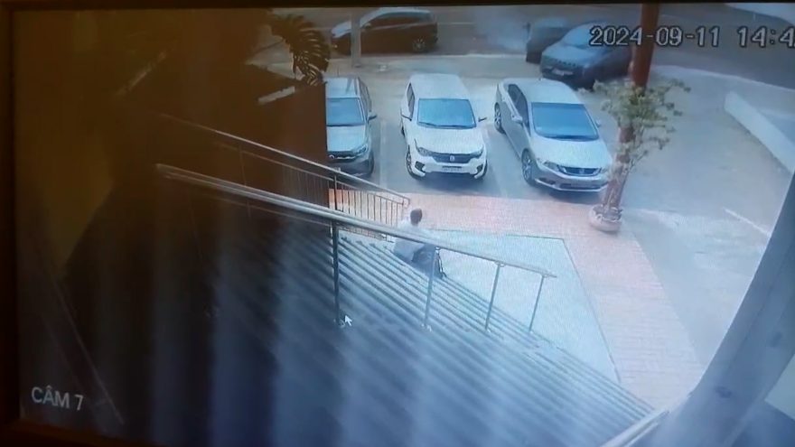Câmera de segurança flagra batida entre Corsa e Jeep na Rua São Paulo