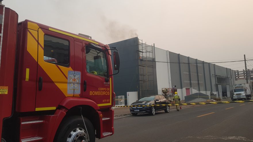 Corpo de Bombeiros combate incêndio em supermercado na Rua Presidente JK