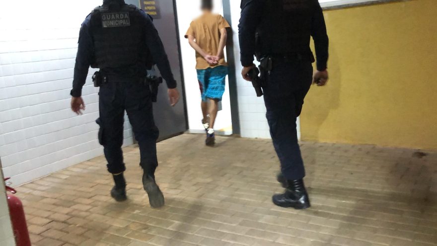 Jovem é preso após descumprir medida protetiva no Julieta Bueno
