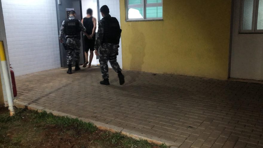 Homem em surto, tenta atear fogo em residência no Guarujá e acaba preso