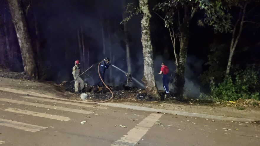 Bombeiros controlam incêndio ambiental no Bairro XIV de Novembro