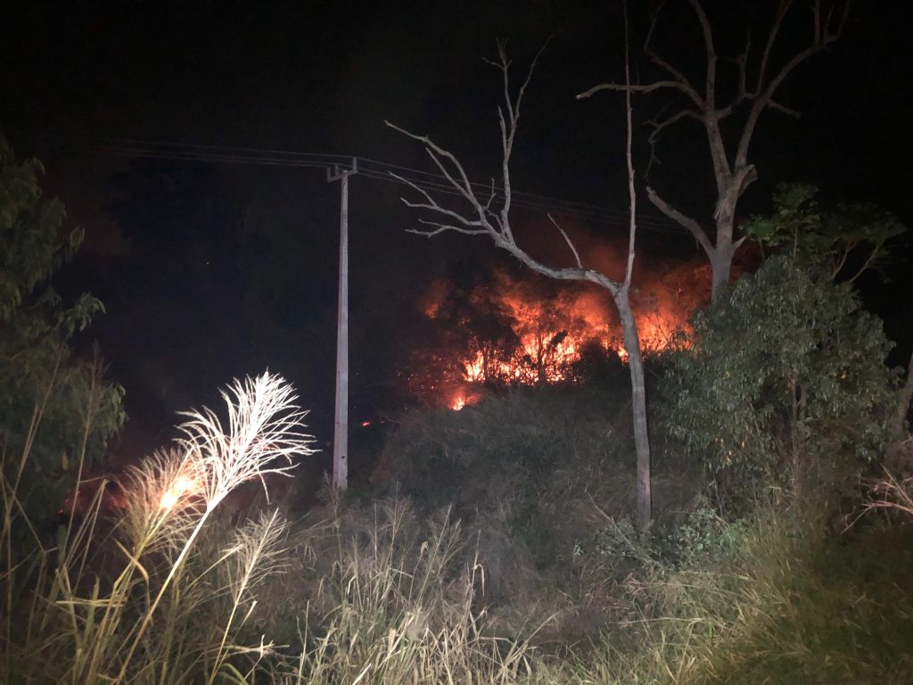 Corpo de Bombeiros combate grande incêndio ambiental na rodovia BR-369 Corpo de Bombeiros combate grande incêndio ambiental na rodovia BR-369