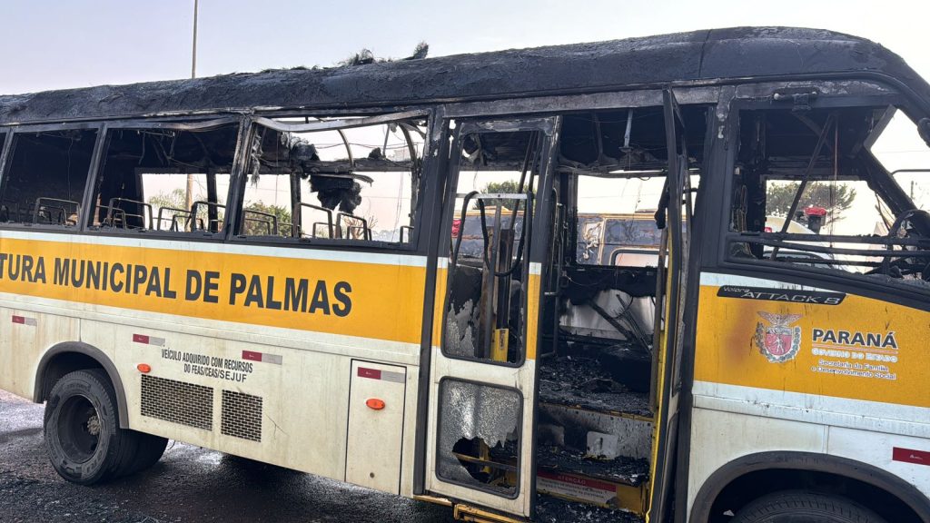 Polícia prende vândalos que incendiaram ônibus e furtaram posto de saúde Polícia prende vândalos que incendiaram ônibus e furtaram posto de saúde