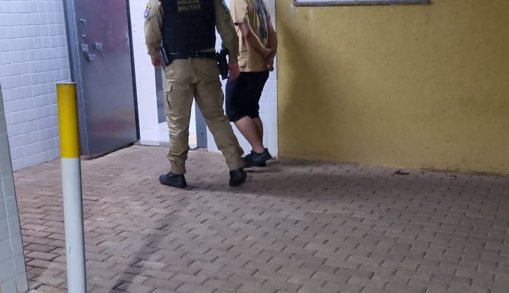Após ser flagrado em direção sinuosa, jovem é preso por embriaguez ao volante Após ser flagrado em direção sinuosa, jovem é preso por embriaguez ao volante