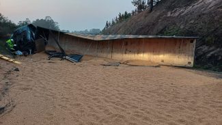 Carreta tomba na rodovia BR-373 e interdita a rodovia nesta quinta