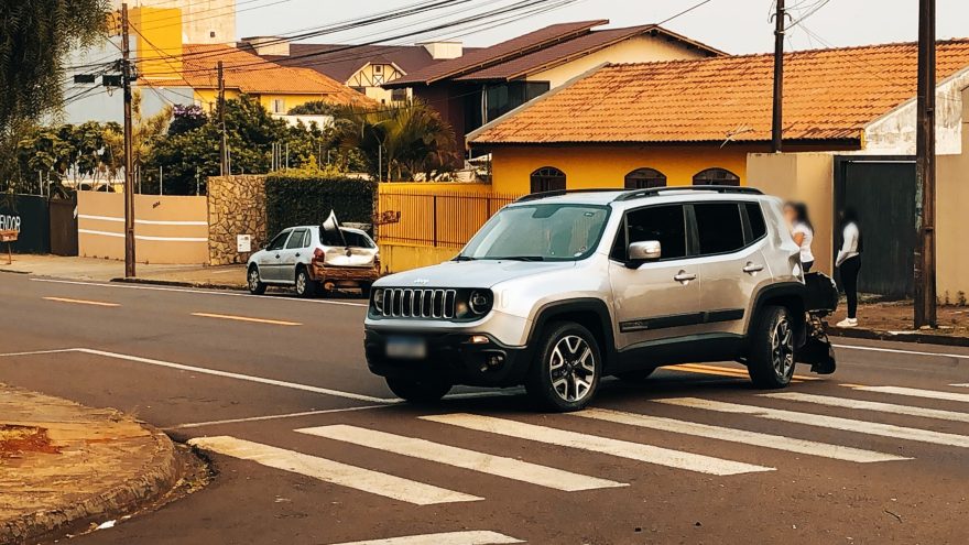 Gol e Renegade se envolvem em forte colisão no bairro Coqueiral
