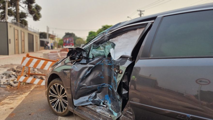 Forte colisão entre Corolla e ônibus é registrada no Bairro Maria Luiza