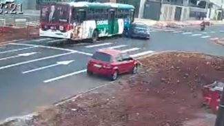 Vídeo mostra Corolla trocando de faixa e sendo atingido por ônibus ao iniciar conversão à esquerda
