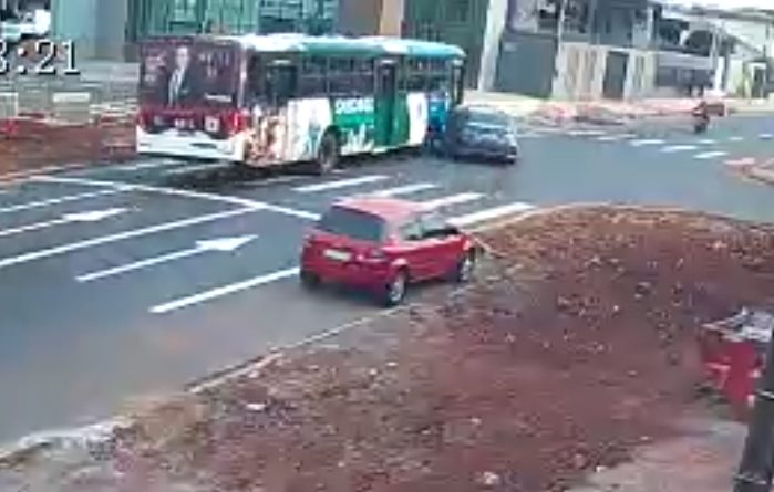 Vídeo mostra Corolla trocando de faixa e sendo atingido por ônibus ao iniciar conversão à esquerda