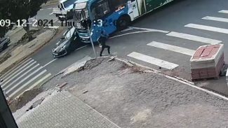 Mulher se salva por pouco de ser atropelada após acidente entre ônibus e Corolla