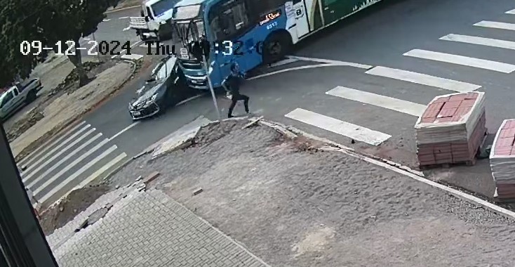Mulher se salva por pouco de ser atropelada após acidente entre ônibus e Corolla