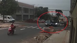 Veja por outro ângulo o acidente entre Corolla e ônibus no Bairro Maria Luiza