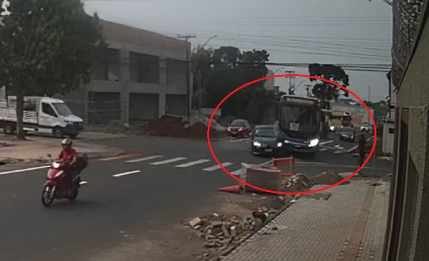 Veja por outro ângulo o acidente entre Corolla e ônibus no Bairro Maria Luiza