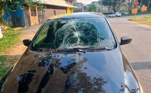 Mulher a caminho do trabalho tem ferimentos graves após bicicleta ser atingida por carro 