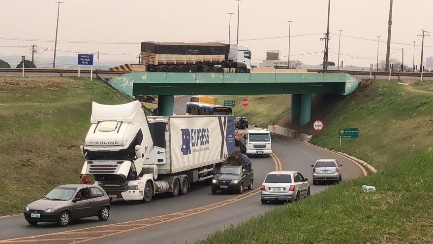 Caminhão apresenta problema no Trevo Guarujá e deixa trânsito lento