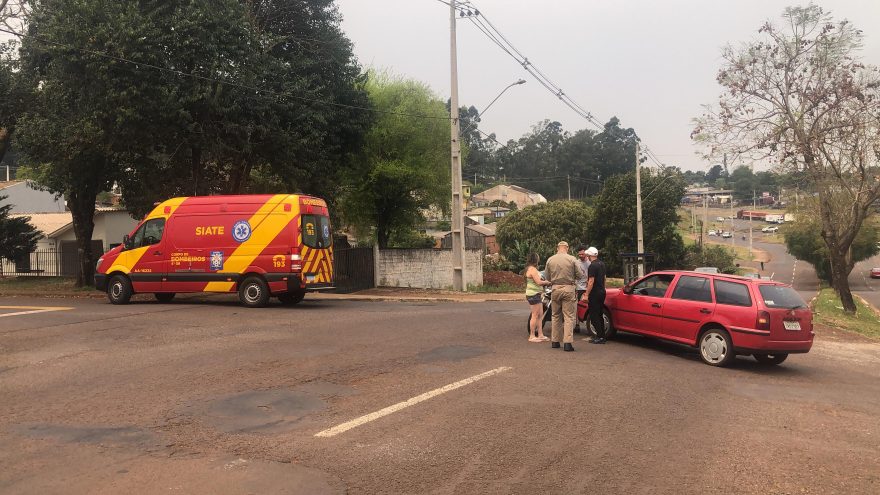 Colisão entre carro e moto deixa mulher ferida na Avenida Olindo Periolo