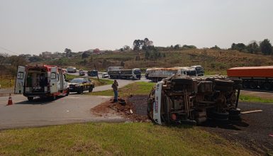 Imagem referente a Caminhão tomba na BR-376 e interdita alça de viaduto