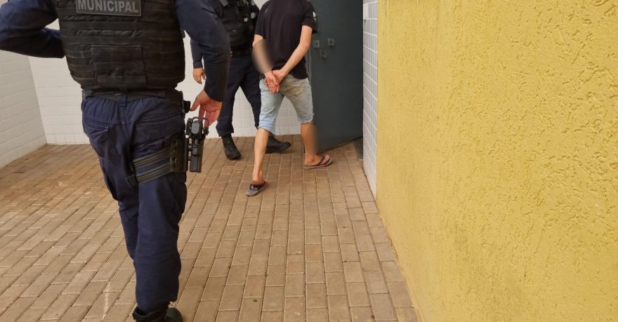 Homem que era procurado por furto é detido no Centro de Cascavel