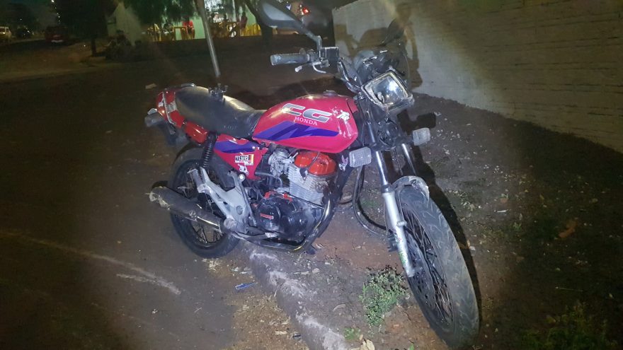Jovem de 21 anos fica ferido ao cair de moto no Floresta