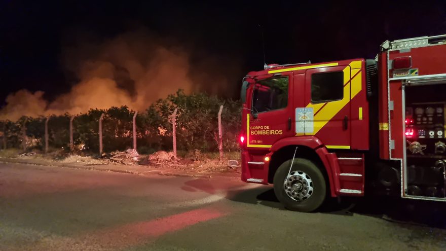Cascavel em alerta: Bombeiros controlam nono incêndio em vegetação em Cascavel
