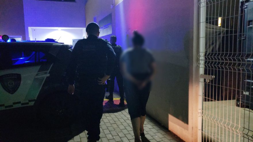 Rolo e confusão! Briga entre casal perto da Praça da Bíblia vai parar na delegacia