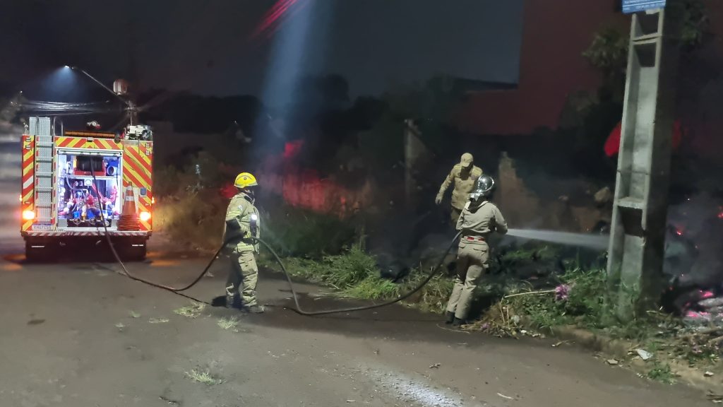 Incêndio atinge terreno baldio no centro de Cascavel Incêndio atinge terreno baldio no centro de Cascavel
