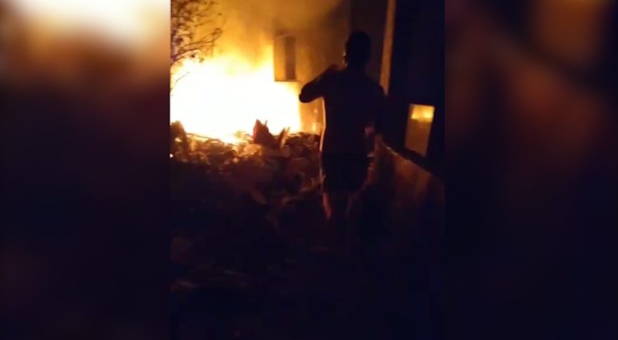 Incêndio atinge entulhos em pátio próximo a residências na Rua Xavantes