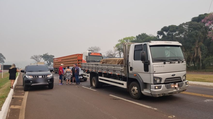 Engavetamento entre dois carros e caminhão é registrado na BR-277, em Cascavel