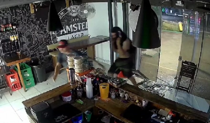 Dois homens participam de assalto à lanchonete na Rua Minas Gerais