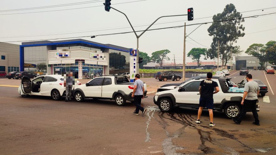 Acidente entre três carros é registrado na Avenida Tancredo Neves
