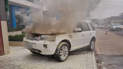 Imagem referente a De Land Rover é fácil, é mole, é lindo: princípio de incêndio consome motor de veículo no centro