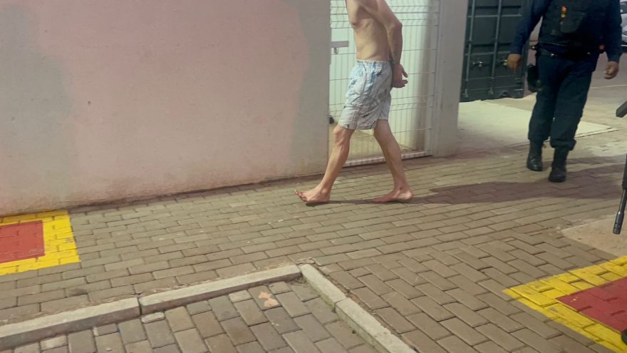 Homem é detido por agredir esposa grávida dentro de UPA 