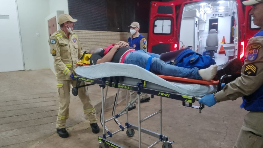 Condutor de patinete elétrico fica ferido em acidente na Avenida Tito Muffato