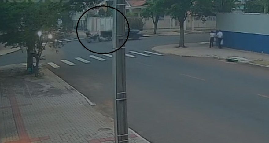 Câmera mostra motociclista sendo arremessado em acidente no Maria Luiza