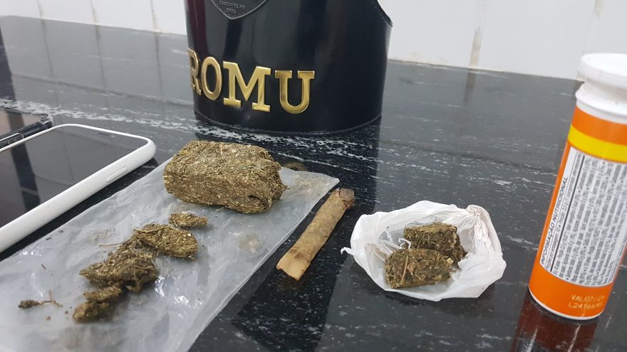 Trio que estava com maconha é encaminhado para a delegacia pela equipe Romu