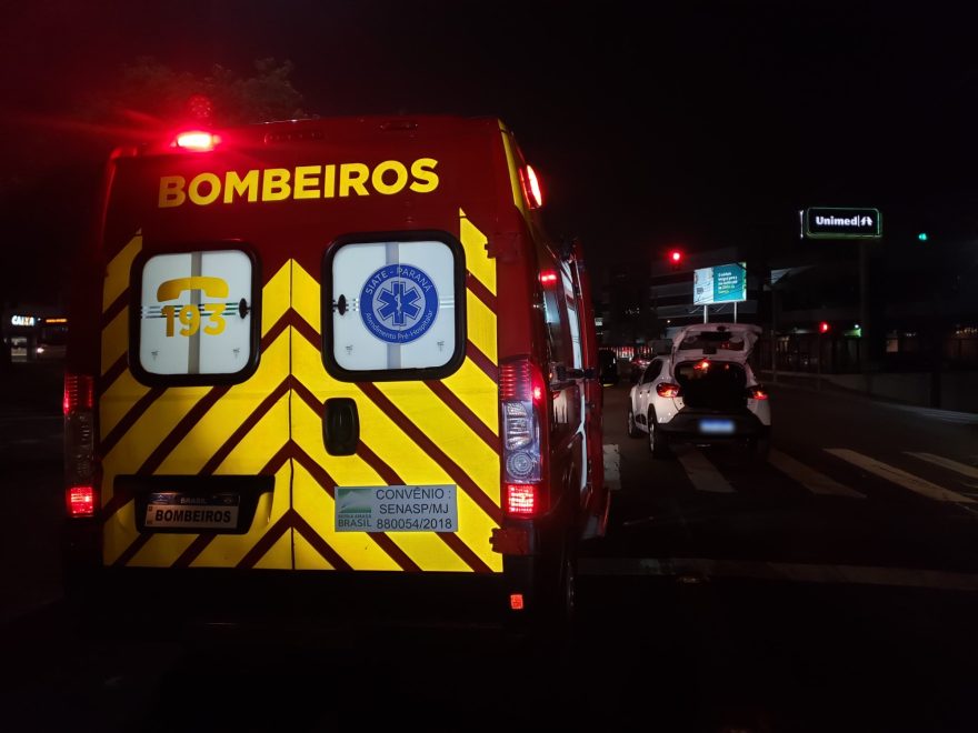 Mulher fica ferida em acidente entre carro e moto na Avenida Tancredo Neves