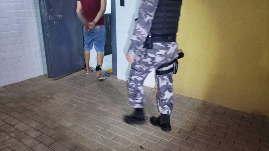 Homem é preso portando maconha dentro do carro na companhia da mulher e dois filhos