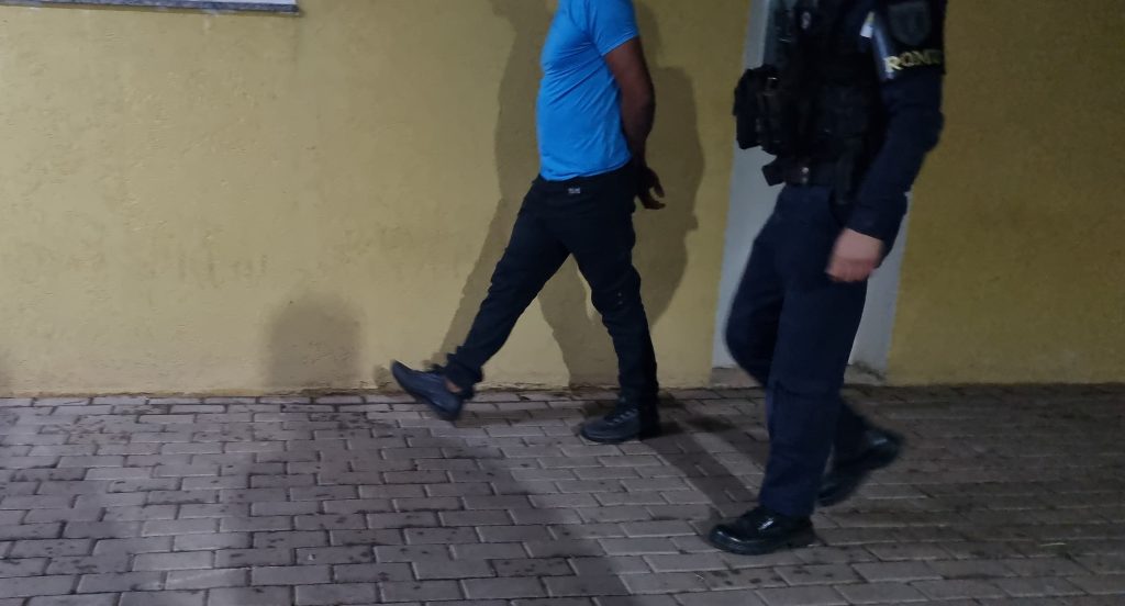 GM detém homem acusado de agredir esposa com socos e chutes no bairro Interlagos GM detém homem acusado de agredir esposa com socos e chutes no bairro Interlagos