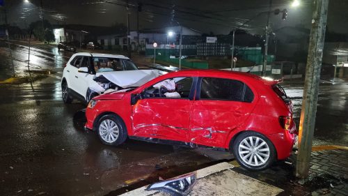 Imagem referente a Gol e Creta se envolvem em forte colisão de trânsito no bairro Periolo