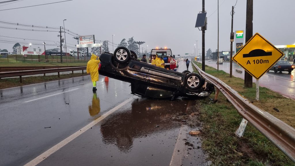 Saveiro capota após colidir com HB20 no Trevo Cataratas Saveiro capota após colidir com HB20 no Trevo Cataratas
