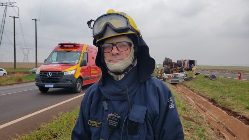 Imagem referente a Corpo de Bombeiros dá detalhe de resgate de caminhoneiro após tombamento na BR-163