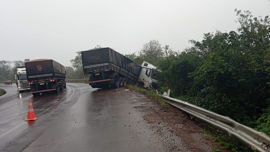 Carreta quase tomba após acidente na Curva do Barea na BR-163