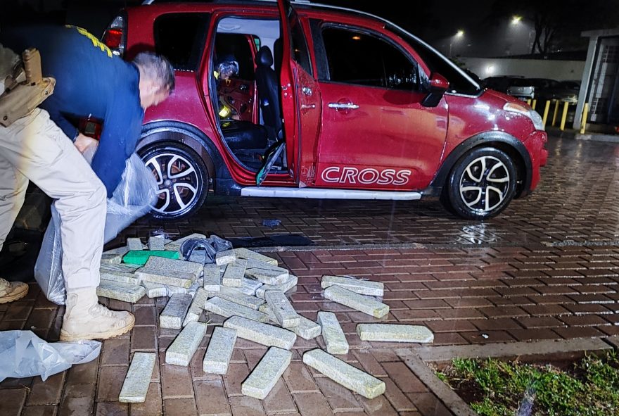 PRF apreende Citröen abarrotado de maconha em fundos falsos em Cascavel