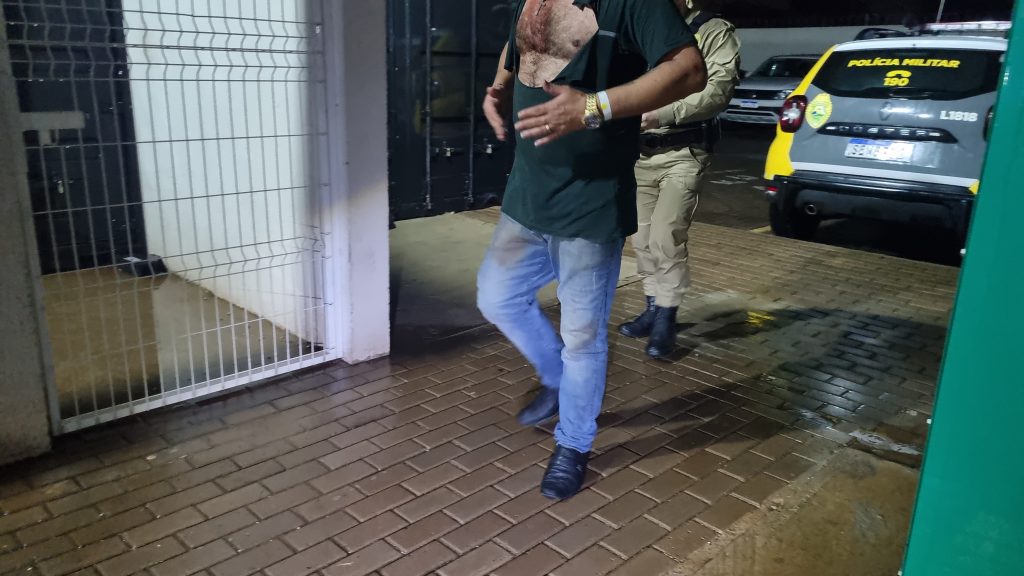 Condutor é preso ao colidir em dois carros estacionados em quadras diferentes no Cascavel Velho Condutor é preso ao colidir em dois carros estacionados em quadras diferentes no Cascavel Velho