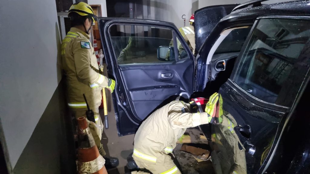 Corpo de Bombeiros auxilia PRF na retirada de droga de Jeep interceptado após fuga na BR-277 Corpo de Bombeiros auxilia PRF na retirada de droga de Jeep interceptado após fuga na BR-277